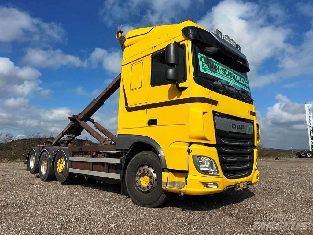DAF XF 530 8x2-*4 Camion con gancio di sollevamento