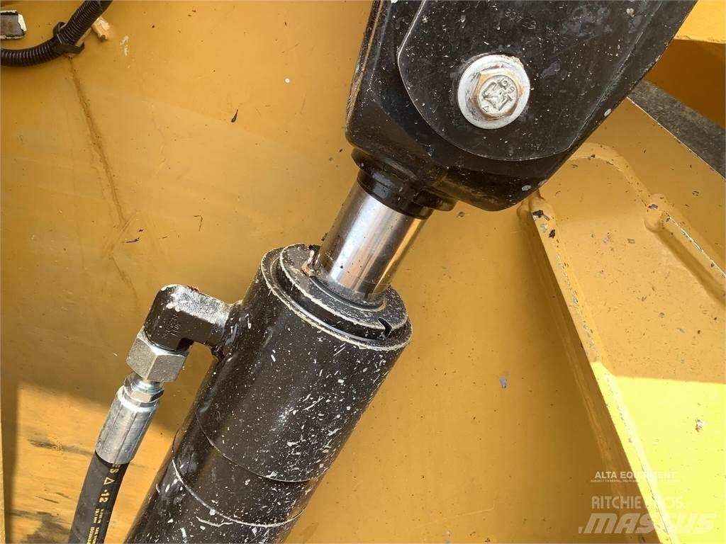 CAT 926M Pale gommate