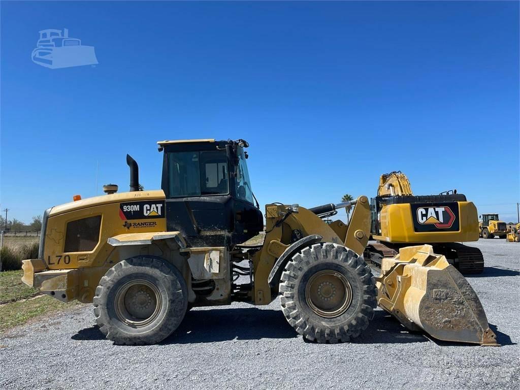 CAT 930M Pale gommate