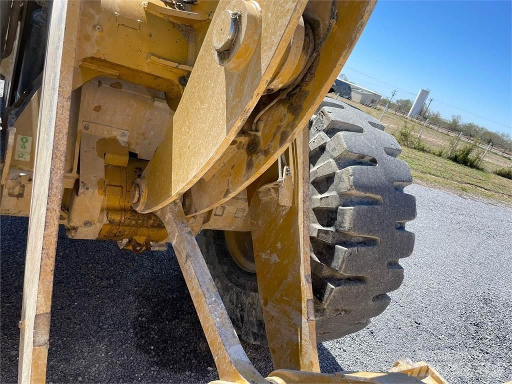CAT 930M Pale gommate