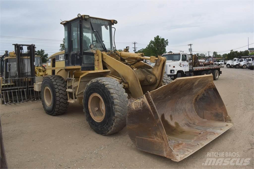 CAT 938G Pale gommate