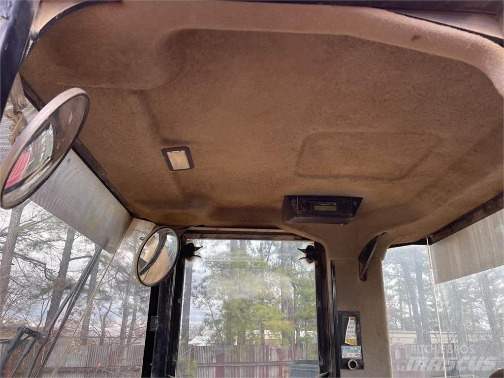 CAT 938G Pale gommate