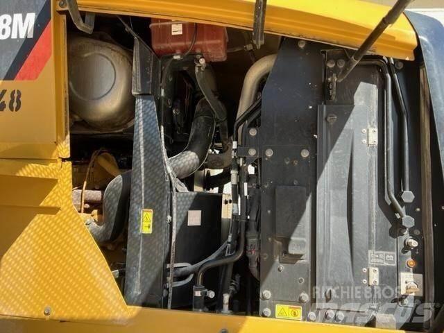 CAT 938M Pale gommate