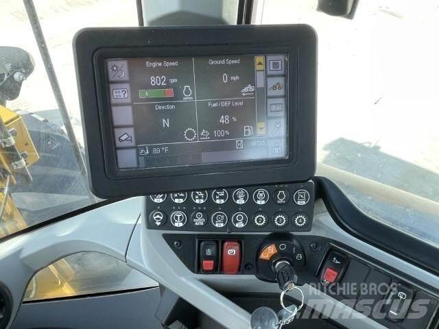 CAT 938M Pale gommate