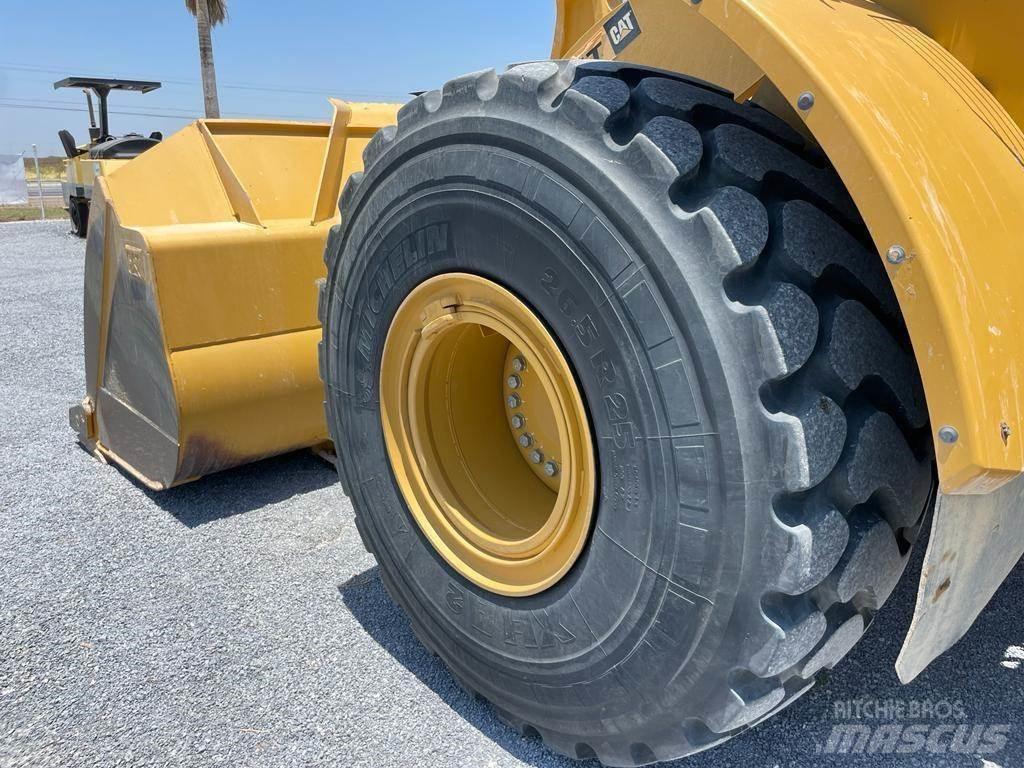 CAT 972M Pale gommate