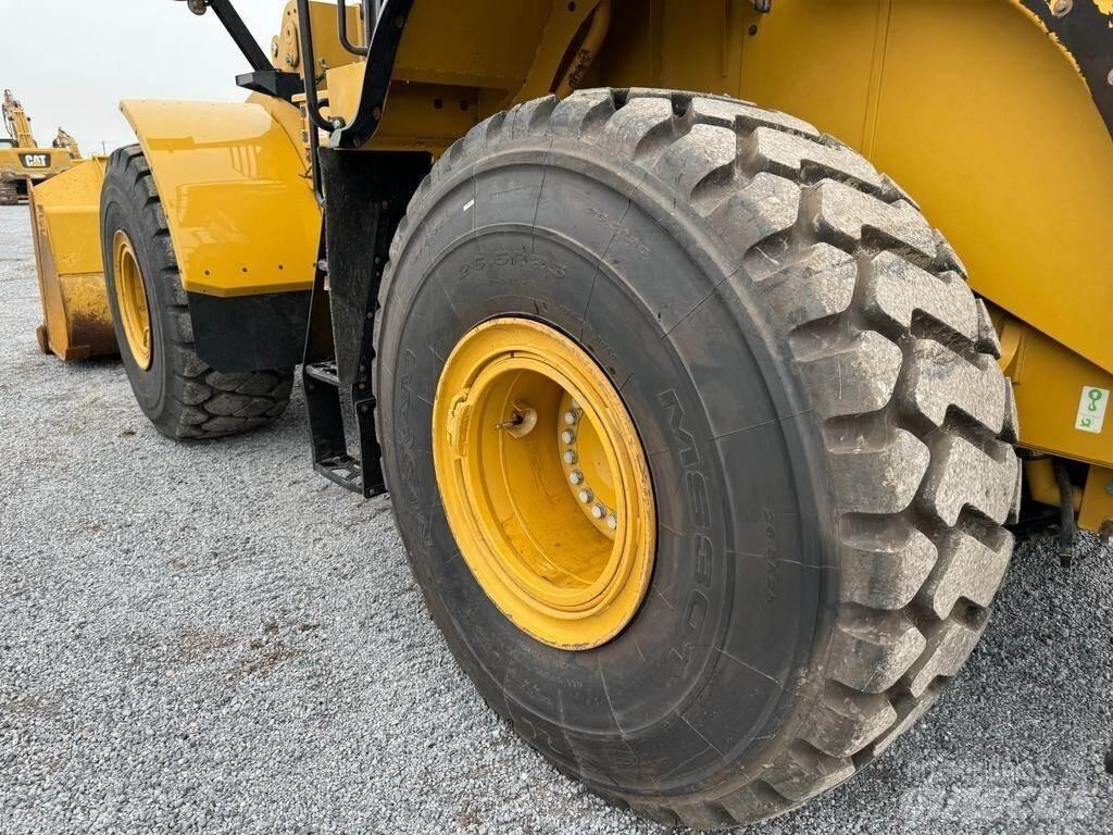 CAT 972M Pale gommate