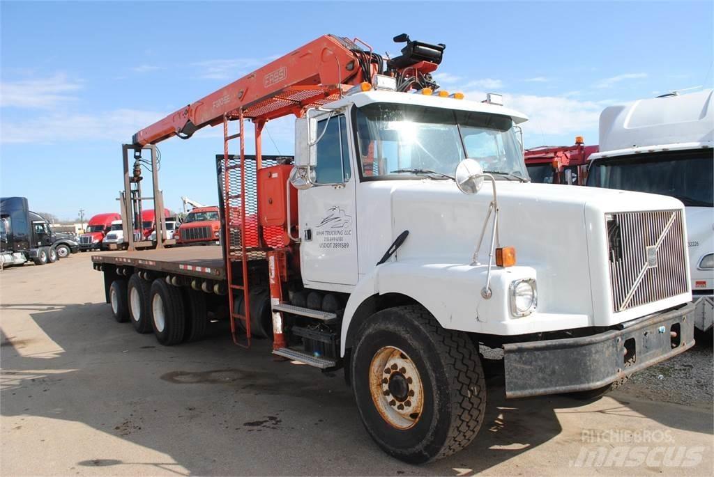 Fassi F230SE Caricatronchi con base su rimorchio