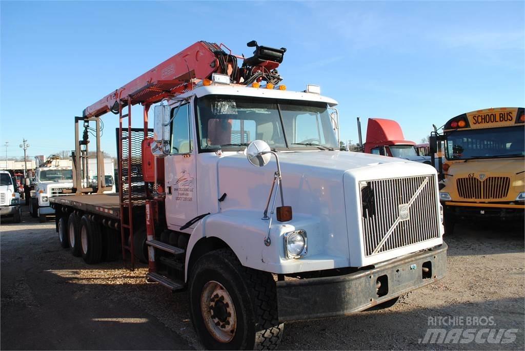 Fassi F230SE Caricatronchi con base su rimorchio