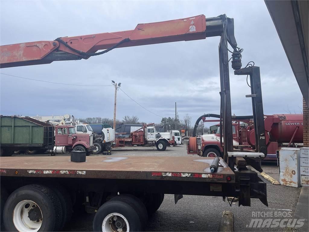 Fassi F230SE Caricatronchi con base su rimorchio