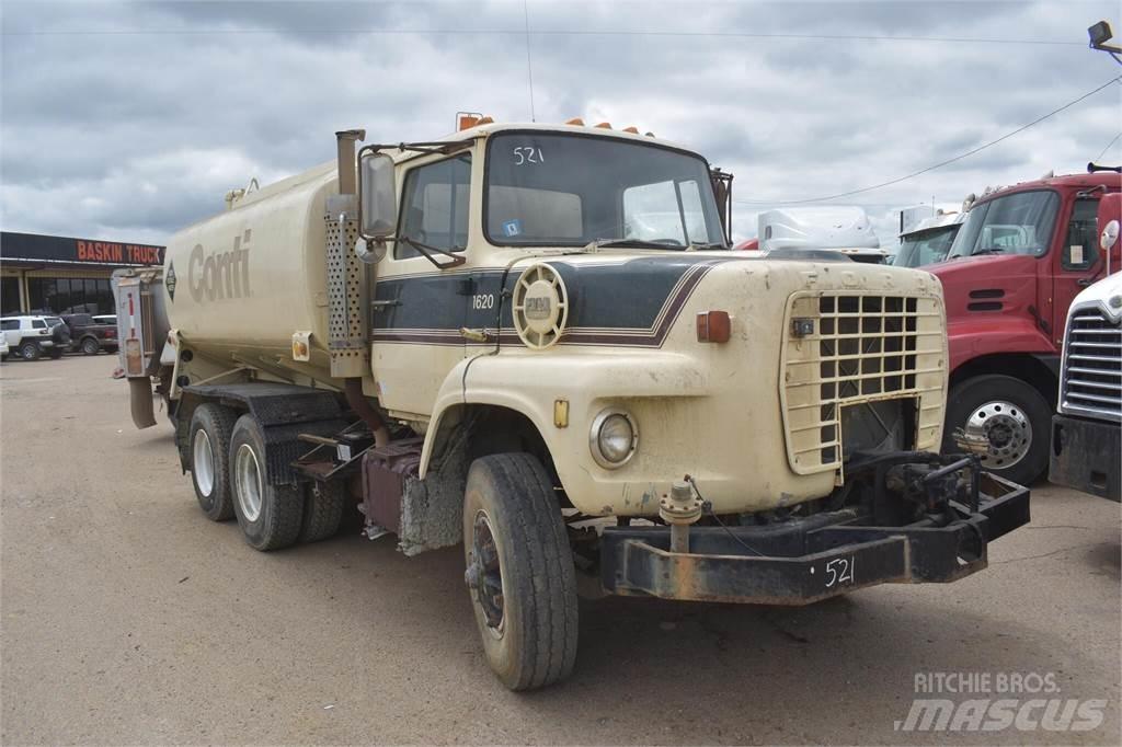 Ford L8000 Cisterna