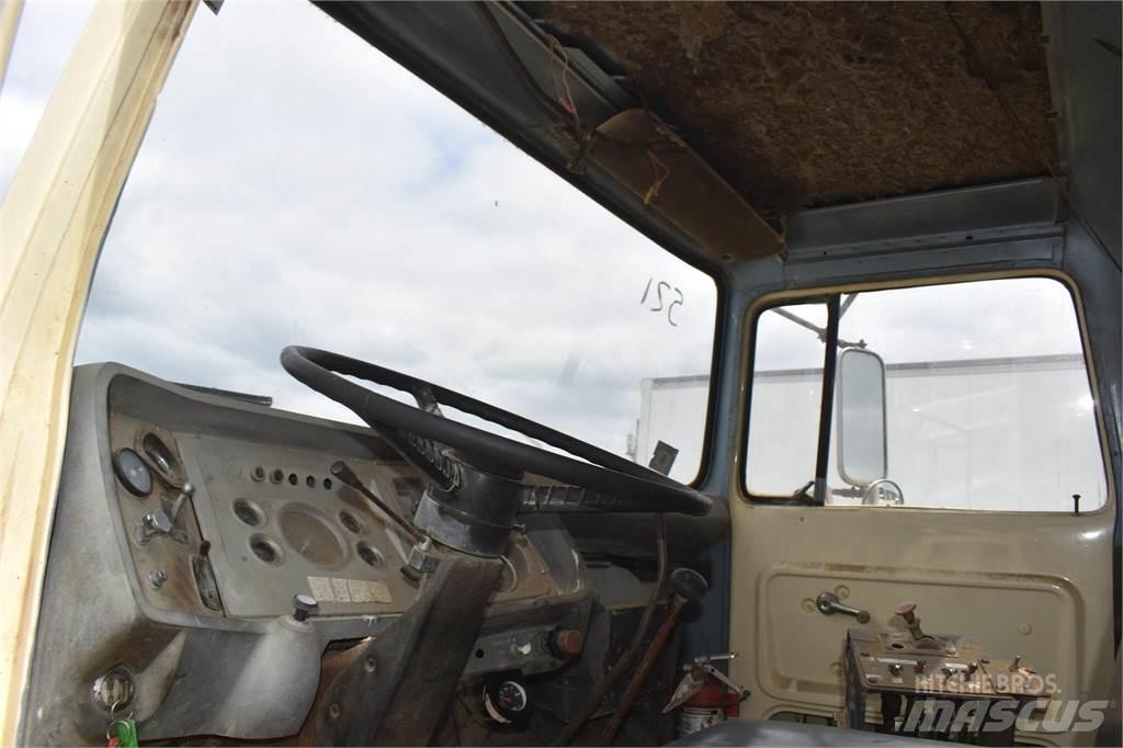 Ford L8000 Cisterna
