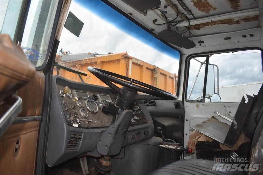 Ford L8000 Autogru