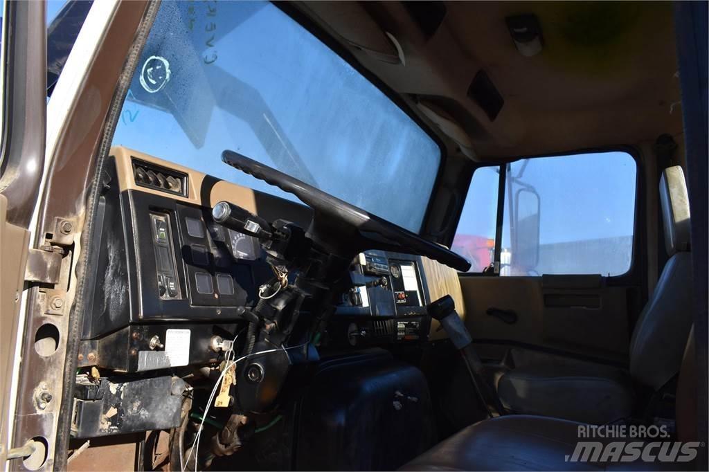 International 8200 Autogru