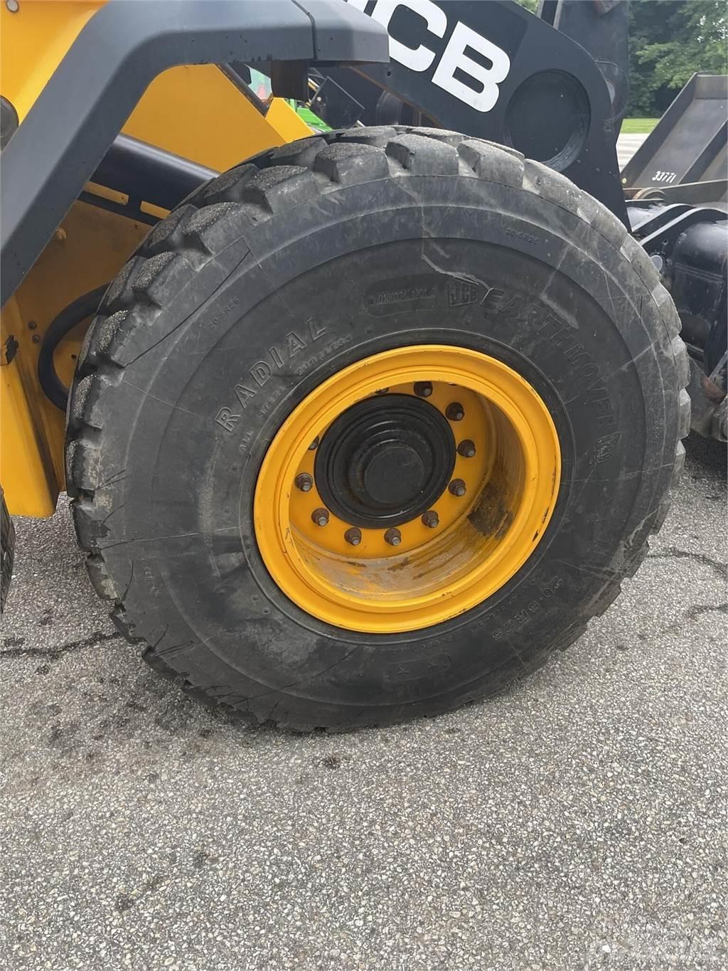 JCB 427ZX Pale gommate