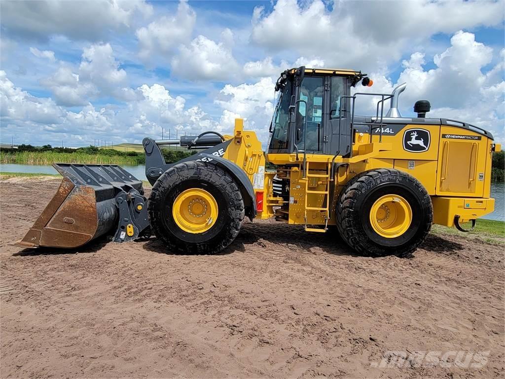 John Deere 744L Pale gommate