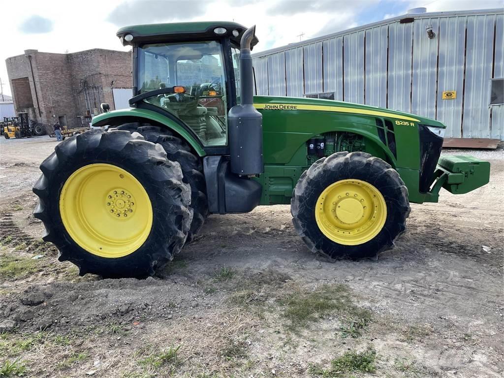 John Deere 8235R Trattori