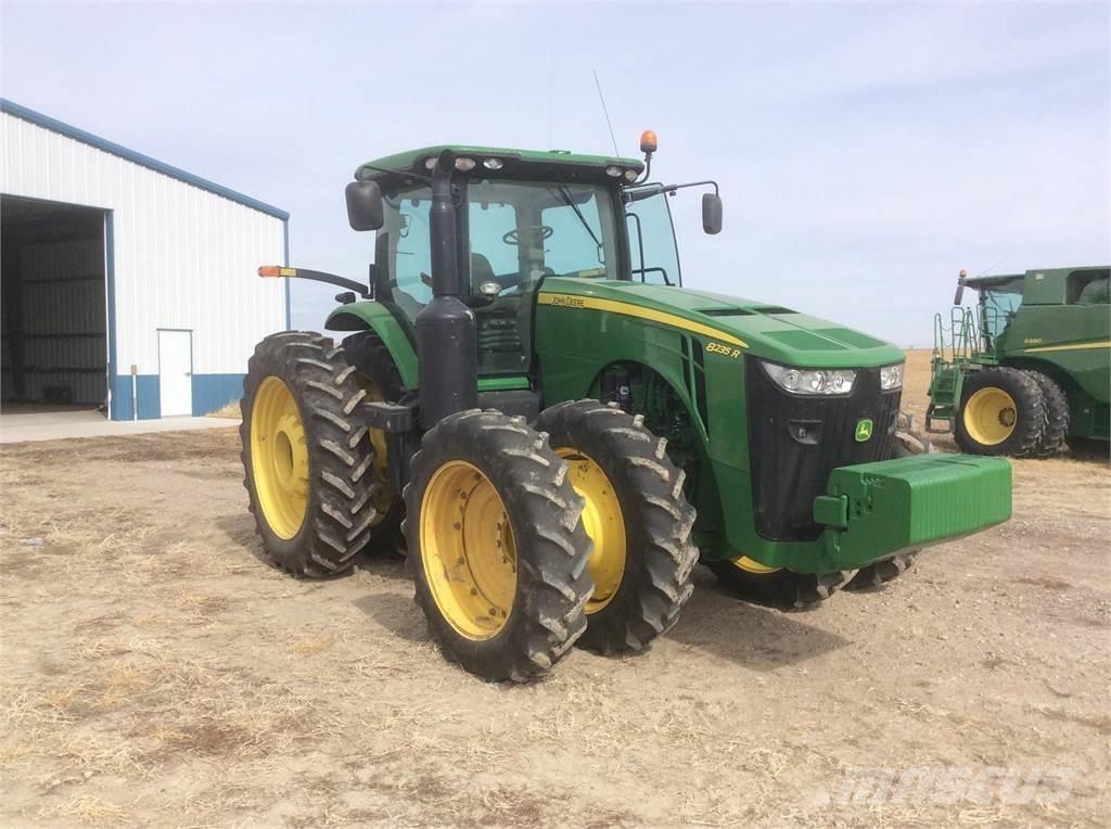 John Deere 8235R Trattori