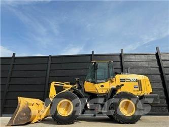 Komatsu WA200-8 Pale gommate
