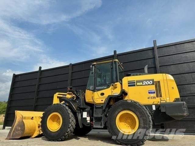 Komatsu WA200-8 Pale gommate