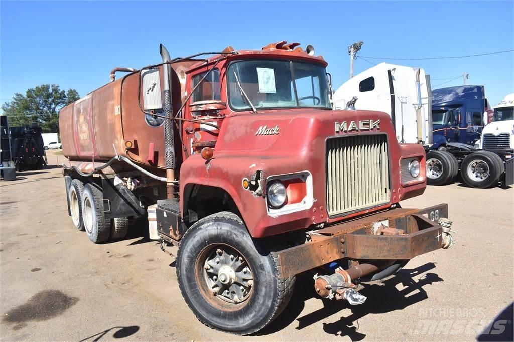 Mack DM685S Cisterna