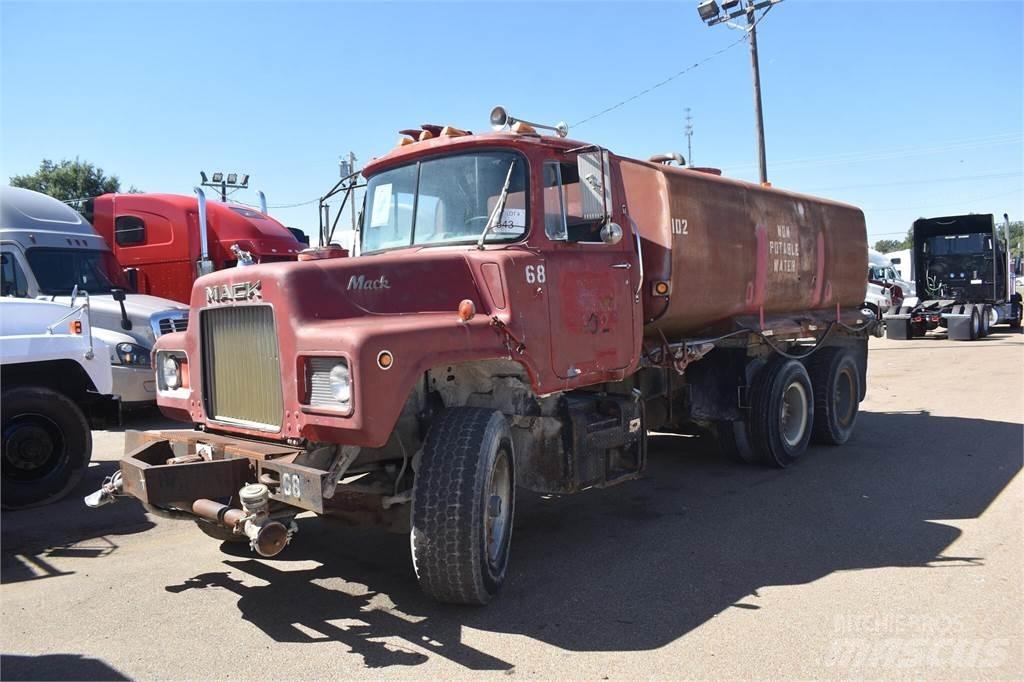 Mack DM685S Cisterna