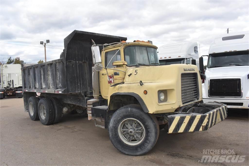 Mack DM690S Camion ribaltabili