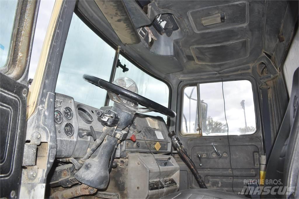 Mack DM690S Camion ribaltabili