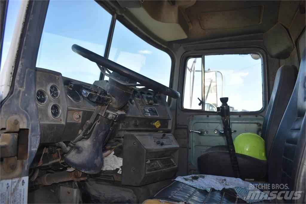 Mack DM690S Camion ribaltabili