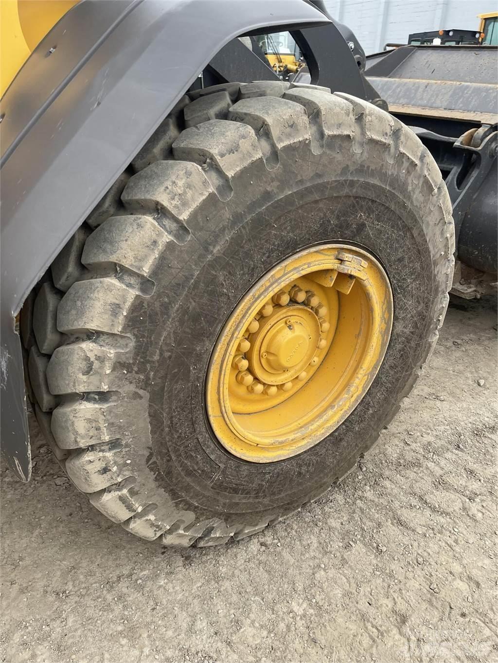 Volvo L90H Pale gommate