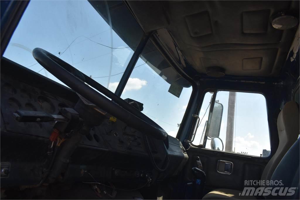 Volvo WG64T Camion ribaltabili