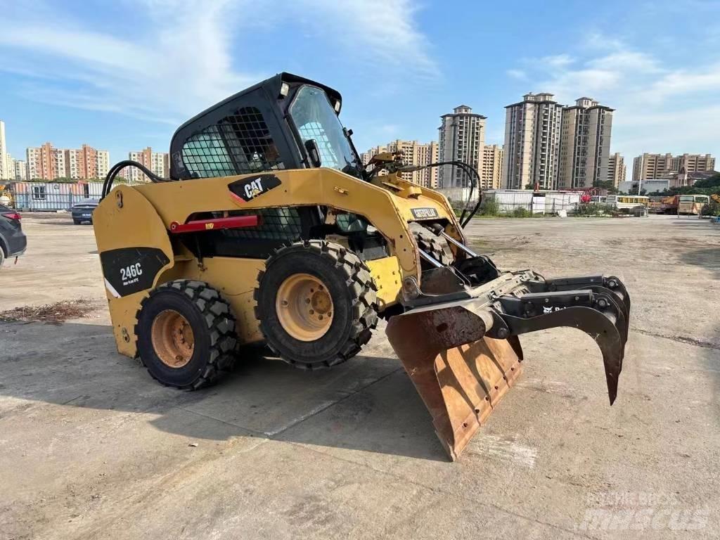 CAT 246 C Mini Pale Gommate
