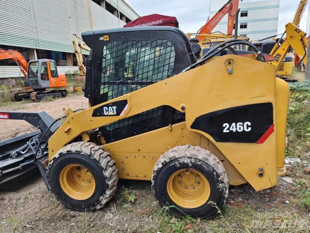 CAT 246C Mini Pale Gommate