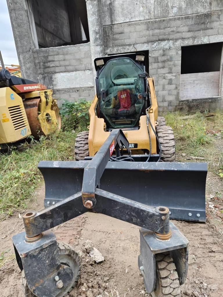 CAT 246C Mini Pale Gommate
