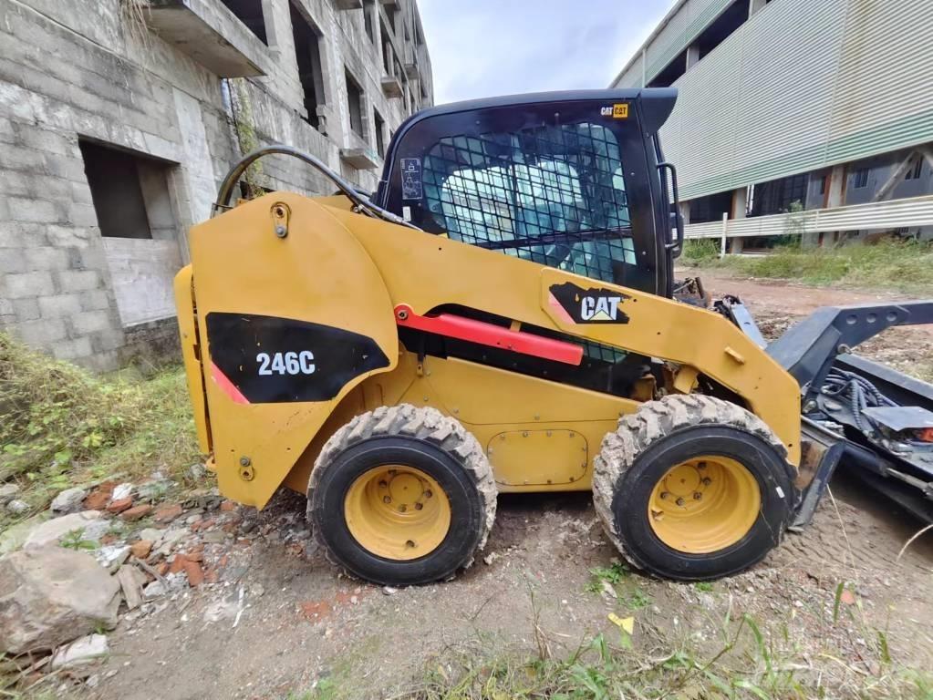 CAT 246C Mini Pale Gommate