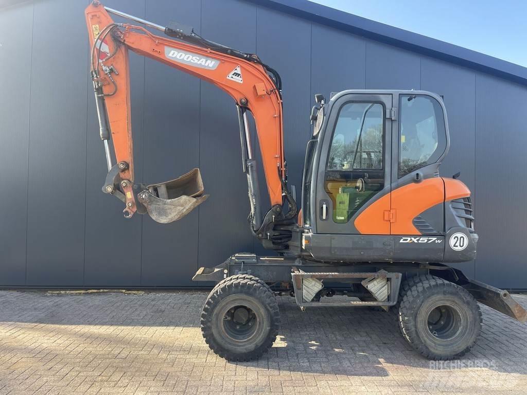 Doosan DX57W Escavatori gommati