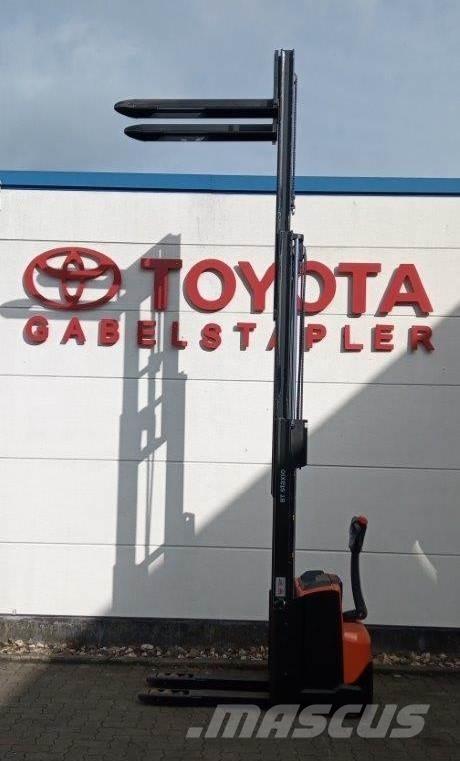 Toyota SWE120L Transpallet uomo a terra