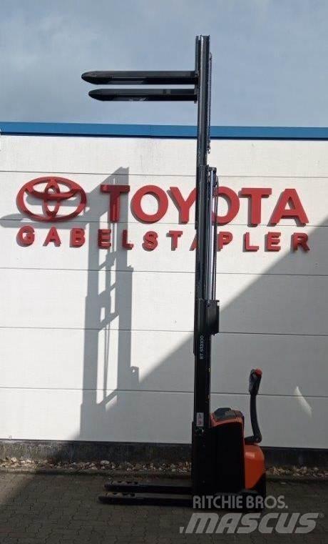 Toyota SWE120L Transpallet uomo a terra