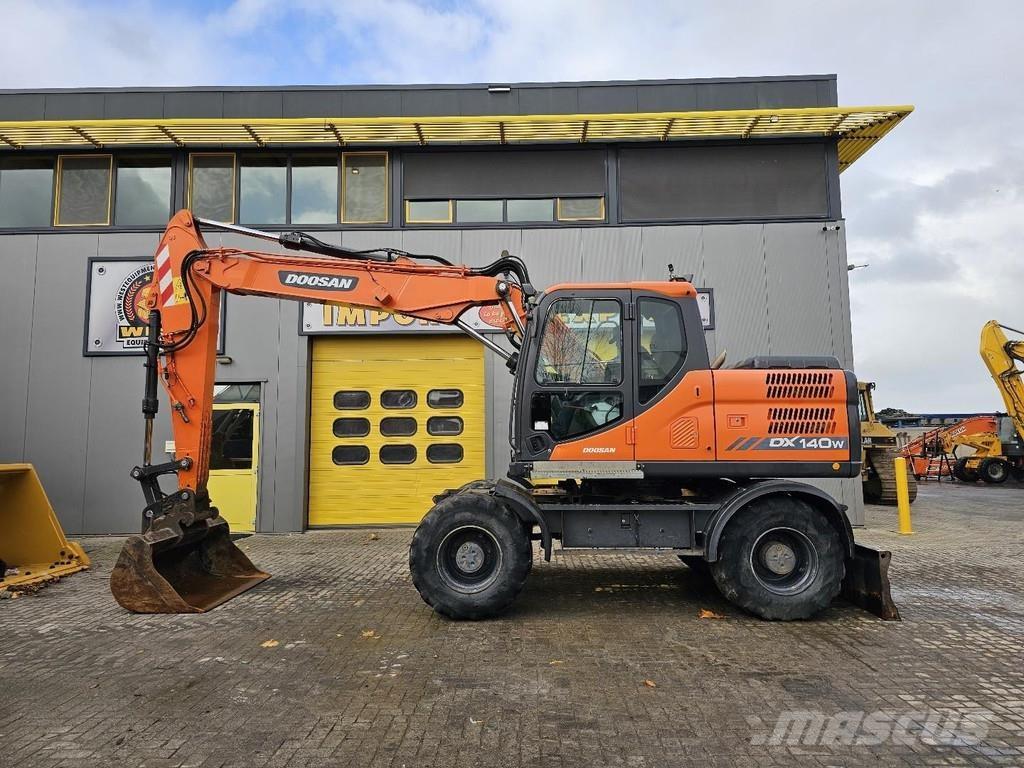 Doosan DX 140W Escavatori gommati