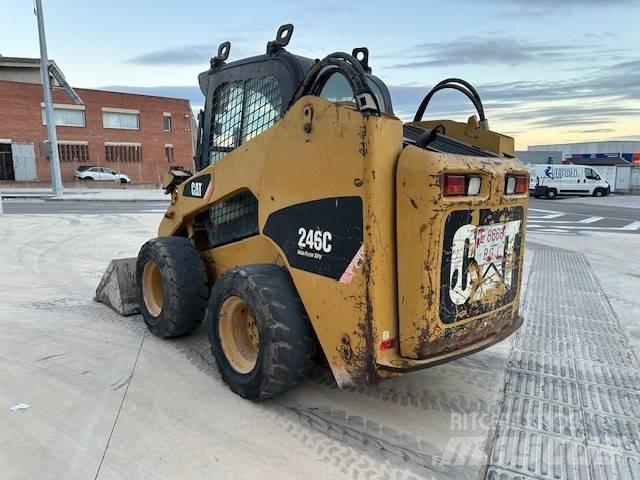CAT 246 C Mini Pale Gommate