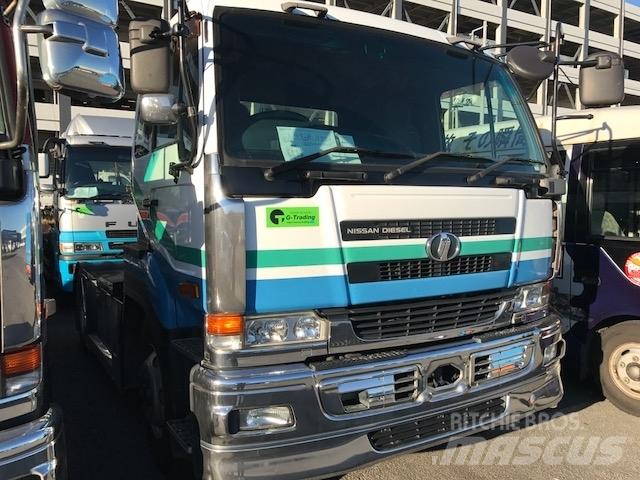UD KL-CK482BAT Motrici e Trattori Stradali