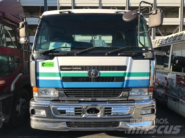 UD KL-CK482BAT Motrici e Trattori Stradali