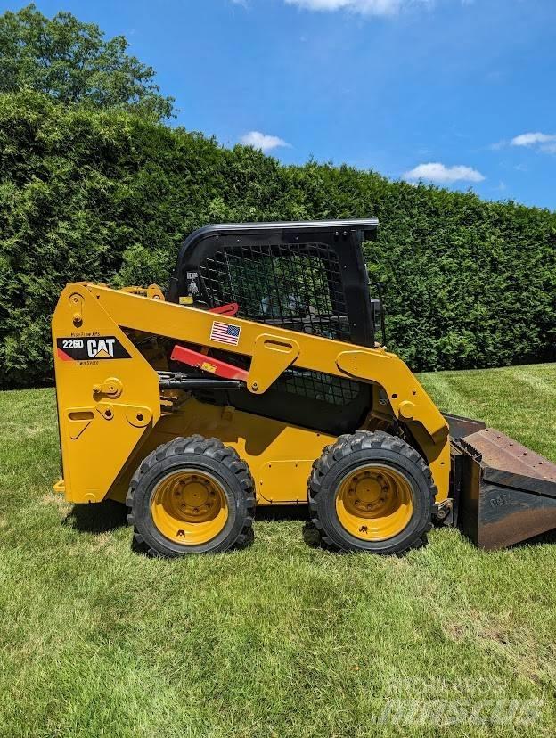 CAT 226 D Mini Pale Gommate