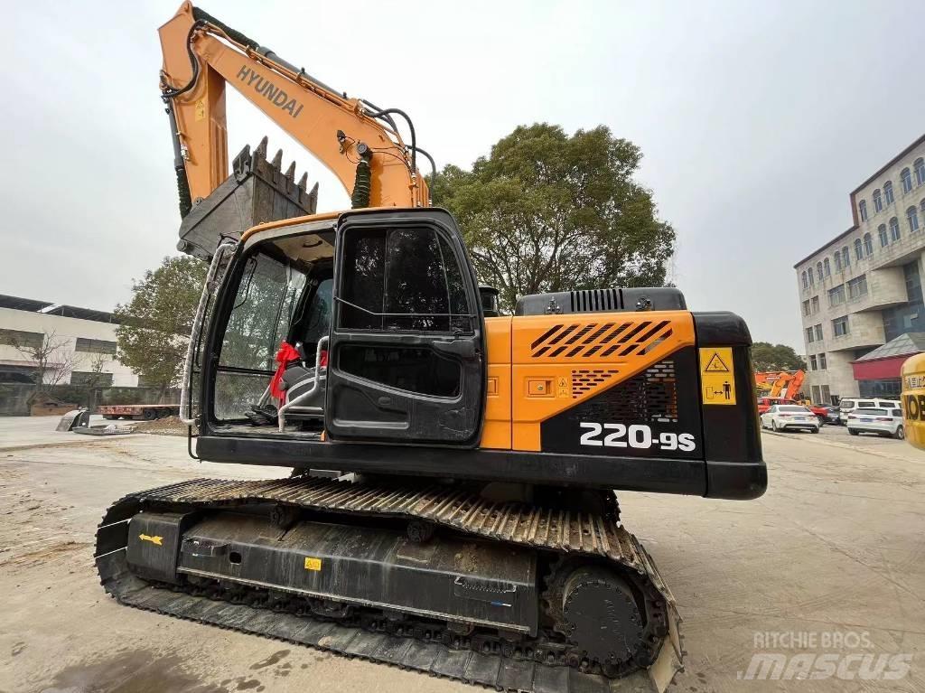 Hyundai R220-9S Escavatori gommati