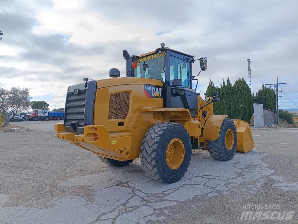 CAT 930M Pale gommate