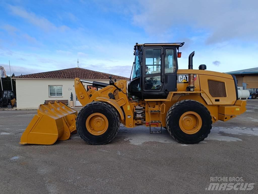 CAT 930M Pale gommate