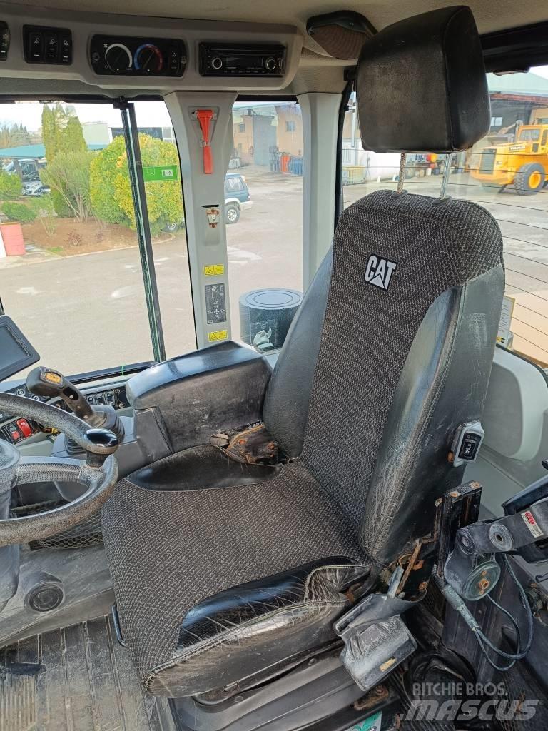 CAT 930M Pale gommate