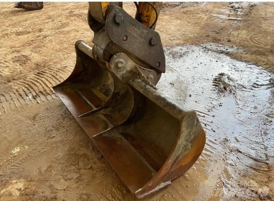 JCB JS 130 LC Escavatori cingolati