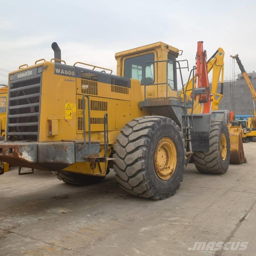 Komatsu WA 600-6 Pale gommate