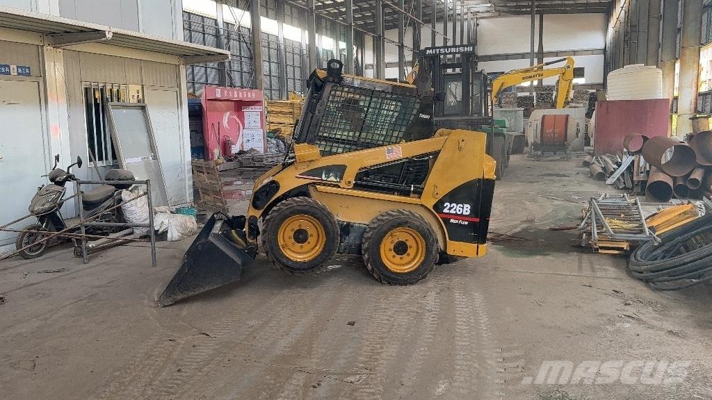 CAT 226 B Mini Pale Gommate