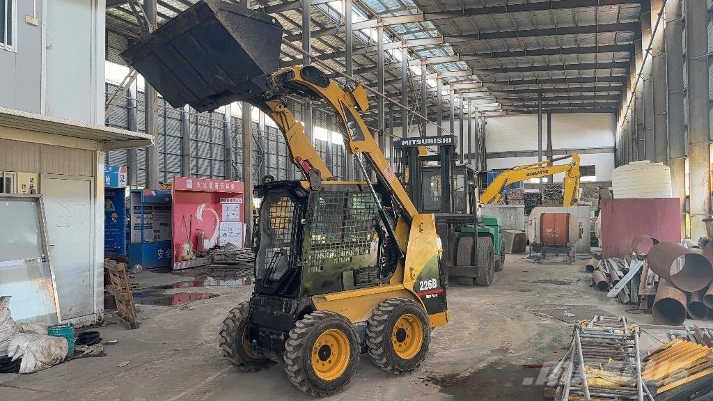 CAT 226 B Mini Pale Gommate